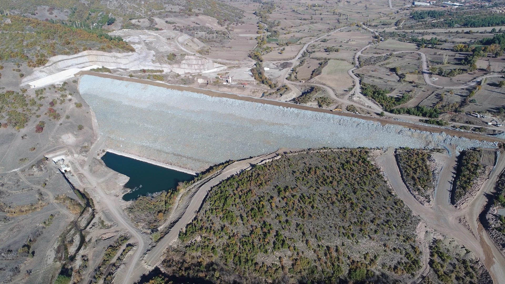 Balıkesir Adalı Barajı — DSİ'nin su tutma duyurusundan tesis görünümü.